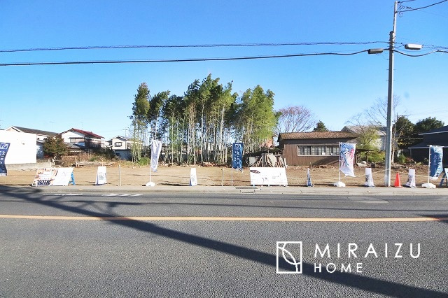 【外観】 | 青く澄み渡った綺麗な空と、陽の光をたっぷりと受ける、そんな新築住宅で新生活をスタートしてみませんか？見学・ご相談等、ミライズホーム(株)までお気軽にご連絡下さい。