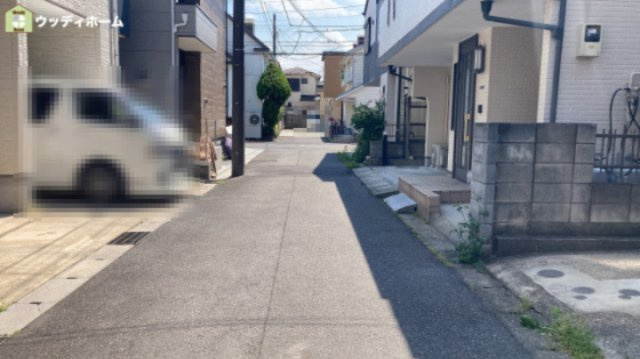草加市八幡町　中古一戸建ての前面道路含む現地写真