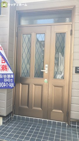 草加市八幡町　中古一戸建ての玄関