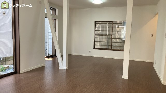 草加市八幡町　中古一戸建ての居間・リビング