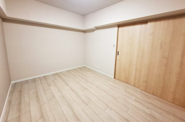 ローレルハイツ東天美の洋室|洋室2：リビングから出入りできるお部屋です。