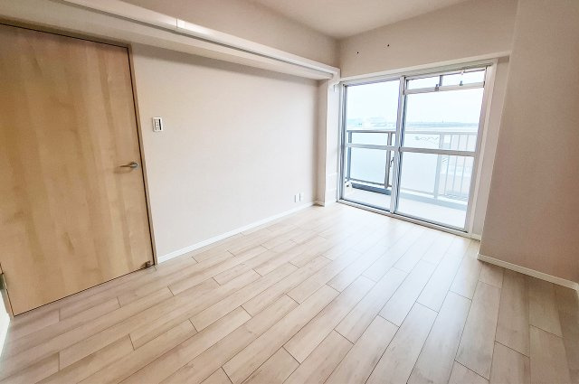 ローレルハイツ東天美の洋室|洋室3：和室から洋室にリノベーション済み。南向きバルコニーに面した明るいお部屋です。