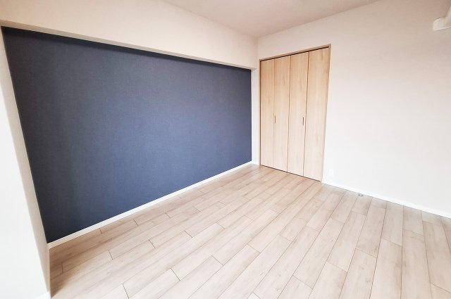 ローレルハイツ東天美の寝室|洋室3：壁一部にネイビーのアクセントクロスを施しました。