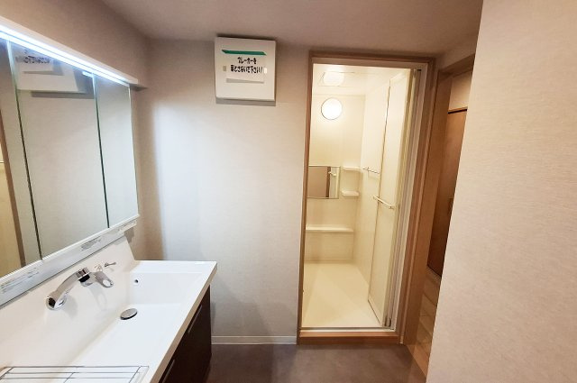 ローレルハイツ東天美の独立洗面台|洗面室：水廻りがまとまった、家事動線に配慮した設計です。