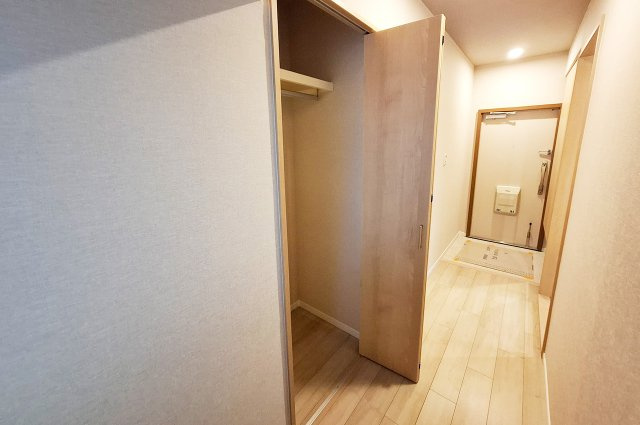 ローレルハイツ東天美の収納|廊下物入：新調済み。日用品のストックなどの収納に便利です。