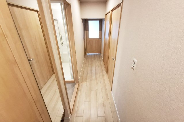 ローレルハイツ東天美の内装|玄関・廊下：クロスやフローリングを貼替えるなどリフォーム済み。