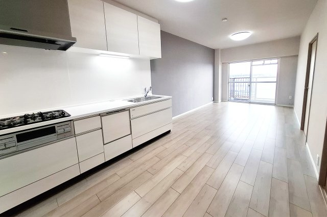 ローレルハイツ東天美の居間・リビング|LDK：クロスやフローリングを貼替えるなどリフォーム済み。