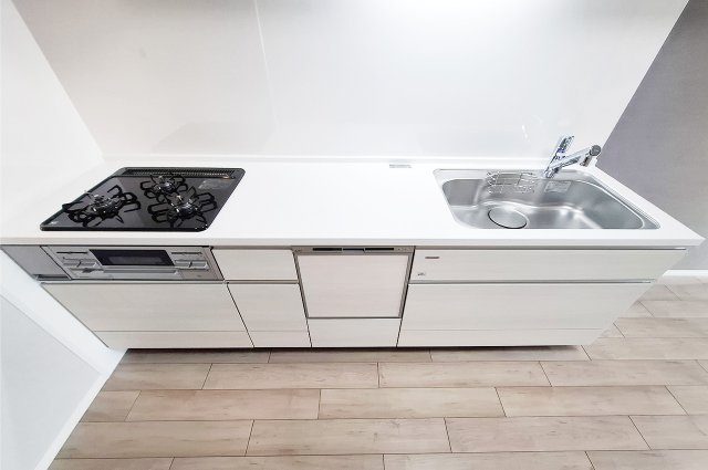 ローレルハイツ東天美のキッチン|キッチン：食洗機・浄水器付きのシステムキッチンを新調済み。