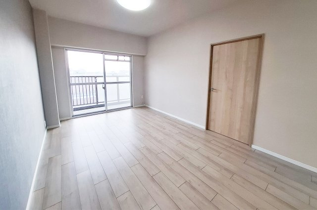 ローレルハイツ東天美の居間・リビング|リビングダイニング：南向きに面した明るいリビングです。