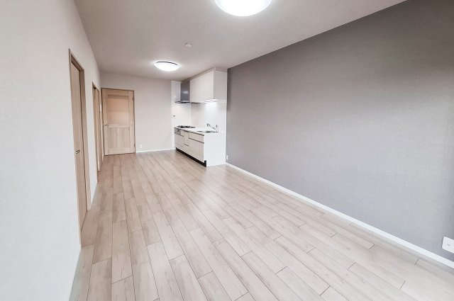 ローレルハイツ東天美の内装|LDK：グレーのアクセントクロスを新調済み。