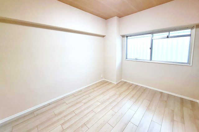 ローレルハイツ東天美の洋室|洋室1：クロスやフローリングを貼替えるなどリフォーム済み。