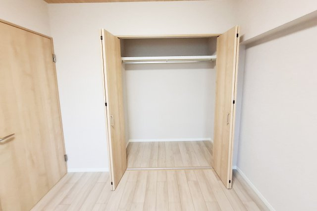 ローレルハイツ東天美の収納|洋室1クローゼット：新調済み。