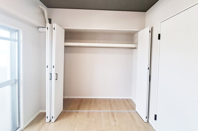 朝日プラザ松原IIの収納|洋室1クローゼット：新調済み。