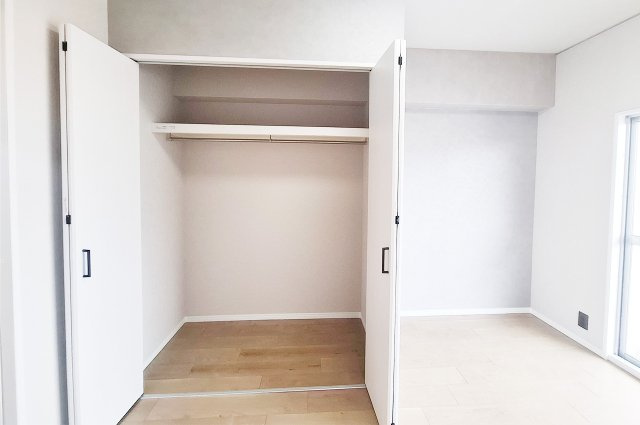 朝日プラザ松原IIの収納|洋室3クローゼット：新調済み。