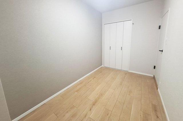 朝日プラザ南大阪ターミナル・シティの寝室|洋室1：壁一部にライトグレーのアクセントクロスを貼りました。