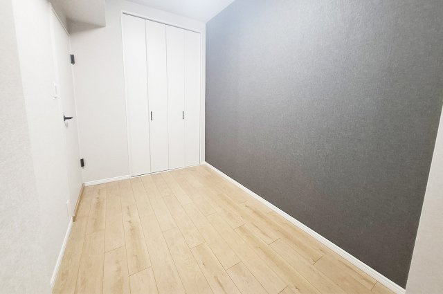 朝日プラザ南大阪ターミナル・シティの洋室|洋室2：ダークグレーのアクセントクロスを施し、落ち着いた雰囲気に。