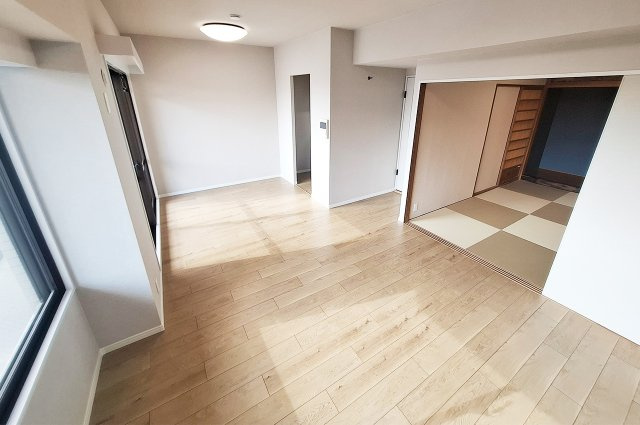 朝日プラザ南大阪ターミナル・シティの居間・リビング|LDK：クロスやフローリングを貼替えるなどリフォーム済み。