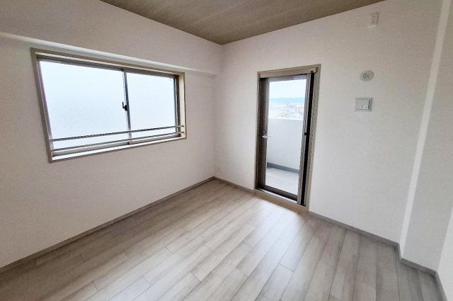 グランアッシュ天美駅前の寝室|洋室1：サービスバルコニー付き