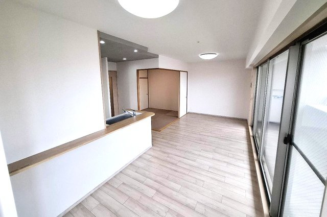 グランアッシュ天美駅前の居間・リビング|LDK：和室と続間になった使いやすいLDKです。（実際の室内写真）