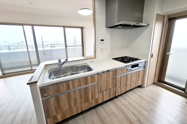 グランアッシュ天美駅前のキッチン|キッチン：バルコニーへ出られる勝手口付きのキッチン