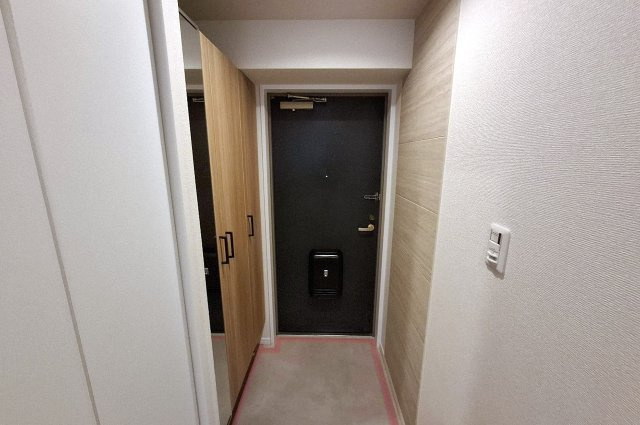 チサンマンション松原の玄関|玄関：下駄箱新調、壁一部には調湿・脱臭効果が期待できるエコカラット付き