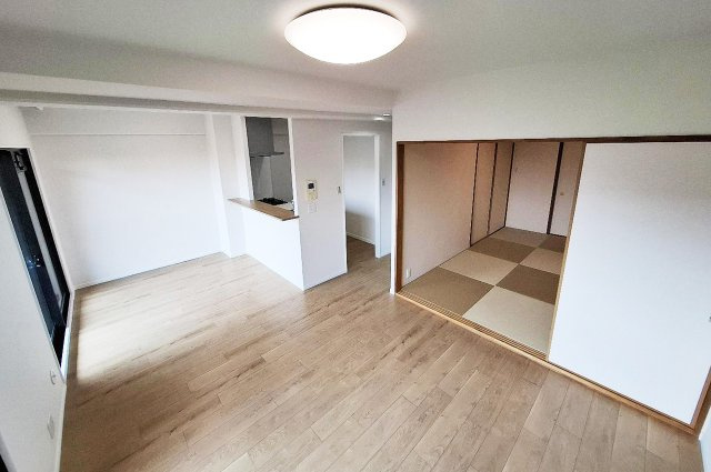 チサンマンション松原の居間・リビング|全室クロス貼替えや水廻り設備新調などフルリフォーム済みのきれいな住戸です。