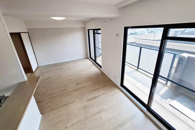 チサンマンション松原の居間・リビング|LDK：南向きに面した明るいリビングダイニング