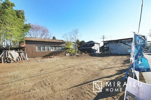 【前面道路含む現地写真】 | プライバシー性と開放感を高める住環境。陽当たりの良い開かれたロケーションを活かし、心地よい暮らしをプランニング