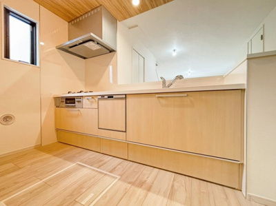 【キッチン】 | 大和市上和田5期 | リビングを見渡せる対面式キッチンで、家族との会話が自然に生まれます。料理中も子どもの様子やテレビをチ