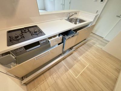【キッチン】 | 大和市上和田5期 | 調理器具や食器をたっぷり収納できるスペースに加え、食洗器も完備。片付けの手間を減らし、家事負担を軽減