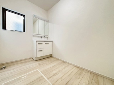 【洋室】 | 大和市上和田5期 | 少し広めに設計された洗面台で、朝の準備や身支度もゆったりスムーズ。鏡やカウンターのスペースに余裕があ