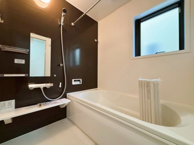 【浴室】 | 大和市上和田5期 | ゆったりサイズで設計された浴室は、1日の疲れをゆっくり癒せる快適空間。窓からの自然光で明るく、換気も