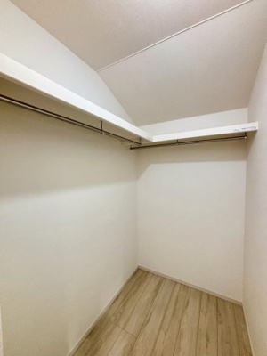 【収納】 | 大和市上和田5期 | たっぷり収納できるウォークインクローゼットを完備。衣類はもちろん、季節の小物やバッグも整理でき、毎日