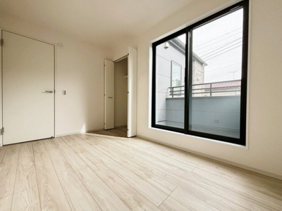 【洋室】 | 大和市上和田5期 | 全居室に収納を完備した居室。子ども部屋や書斎、寝室でも衣類や学用品、趣味の道具などを整理できます。収