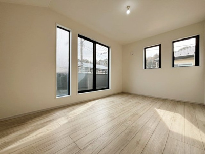 【洋室】 | 大和市上和田5期 | 窓から明るい光が差し込む居室は、日中は照明いらずで快適に過ごせます。窓辺で読書や趣味を楽しむ時間も心