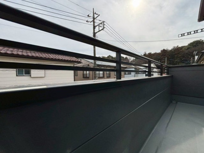 【バルコニー】 | 大和市上和田5期 | 南向きのバルコニーは陽光をたっぷり取り込み、洗濯物もよく乾く快適空間。朝のひとときにコーヒーを楽しん