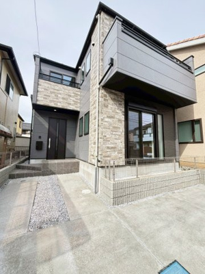 【外観】 | 大和市上和田5期 | 堂々とした佇まいの中に、やさしさを感じるモダンデザイン。駐車スペース2台分を確保し、家族のカーライフ