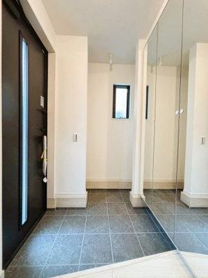 【玄関】 | 大和市上和田5期 | ワイドサイズのミラーを採用した、広い玄関空間。全身をしっかり映せるため、忙しい朝の準備も快適です。光