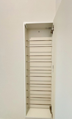 【収納】 | 大和市上和田5期 | 玄関近くに設けた、ちょっとした収納スペース。傘やレインコート、掃除用具などをさっと収められ、玄関まわ