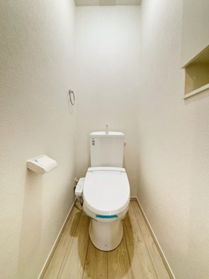 【トイレ】 | 大和市上和田5期 | シンプルで使いやすい設計のトイレ空間。すっきりとした内装で、落ち着いて使える環境を整えました。収納棚