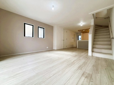 【居間・リビング】 | 大和市上和田5期 | リビングに設けた階段が家族の会話を自然に生む設計。上がり下りするたびに声を掛け合うことができ、家族の