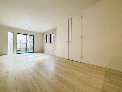 【居間・リビング】 | 大和市上和田5期 | 大きな窓からたっぷり陽光が差し込む明るいリビング。日中は照明がほとんど不要なほどの採光で、自然の光に