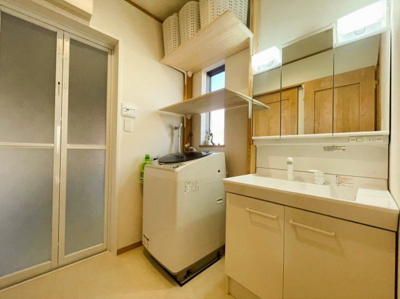 【独立洗面台】 | 綾瀬市綾西 | 明るく清潔感のある色調で纏められた洗面室は、機能性に富んだ三面鏡の洗面台と採光窓が特徴です♪通気性も