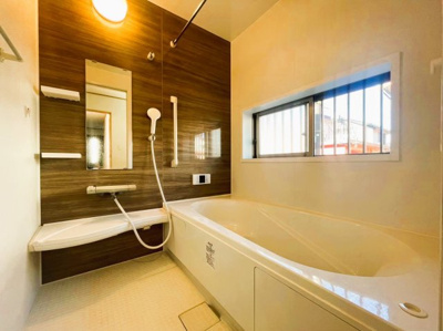 【浴室】 | 綾瀬市綾西 | 上品な色合いが魅力のバスルームは、ほっと落ち着く空間を作り出しています。広々とした浴槽で体を癒やしな