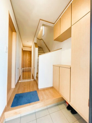 【玄関】 | 綾瀬市綾西 | 木目が上品な玄関です。家族や来客をお出迎えする玄関は、家の顔と言っても過言ではありません。シンプルな