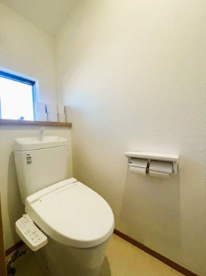 【トイレ】 | 綾瀬市綾西 | 白を基調とした、シンプルながらも落ち着くデザイン。洗浄付き温水便座で機能性も兼ね備えています♪毎日に