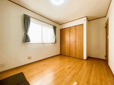 【洋室】 | 綾瀬市綾西 | 前居室収納付きなのでとても便利な仕様です♪収納があるからこそインテリアにもこだわれますよね。ついつい