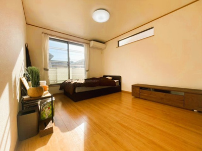 【洋室】 | 綾瀬市綾西 | ナチュラルな木目と上品な色合いが魅力的な居住スペースは、住む人の心を自然とおだやかにします。毎日の暮