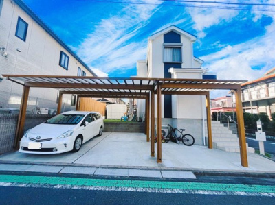 【外観】 | 綾瀬市綾西 | 前面道路が広く、車の出し入れがしやすいカースペースです☆通勤や家族の送迎など、毎日の生活にマイカーが