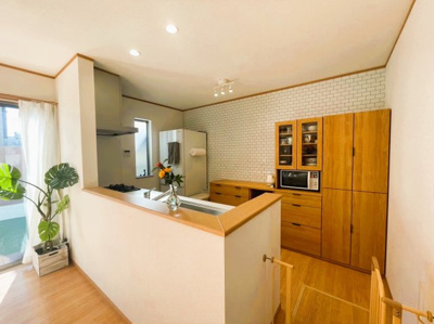 【キッチン】 | 綾瀬市綾西 | 人気の対面式キッチンです！お子様から目を離さずにお料理ができることが最大の利点。お料理中も家族とのコ